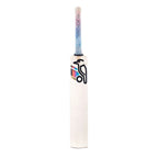 Close-up of the oval handle with silicon grip on the Kookaburra Aura Pro English Willow bat


