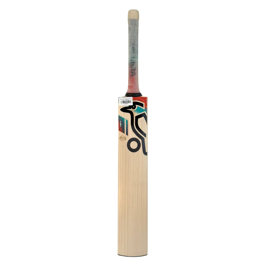 Side profile of the Kookaburra Aura Pro 2025 showing mid-positioned sweet spot (210-230mm)

