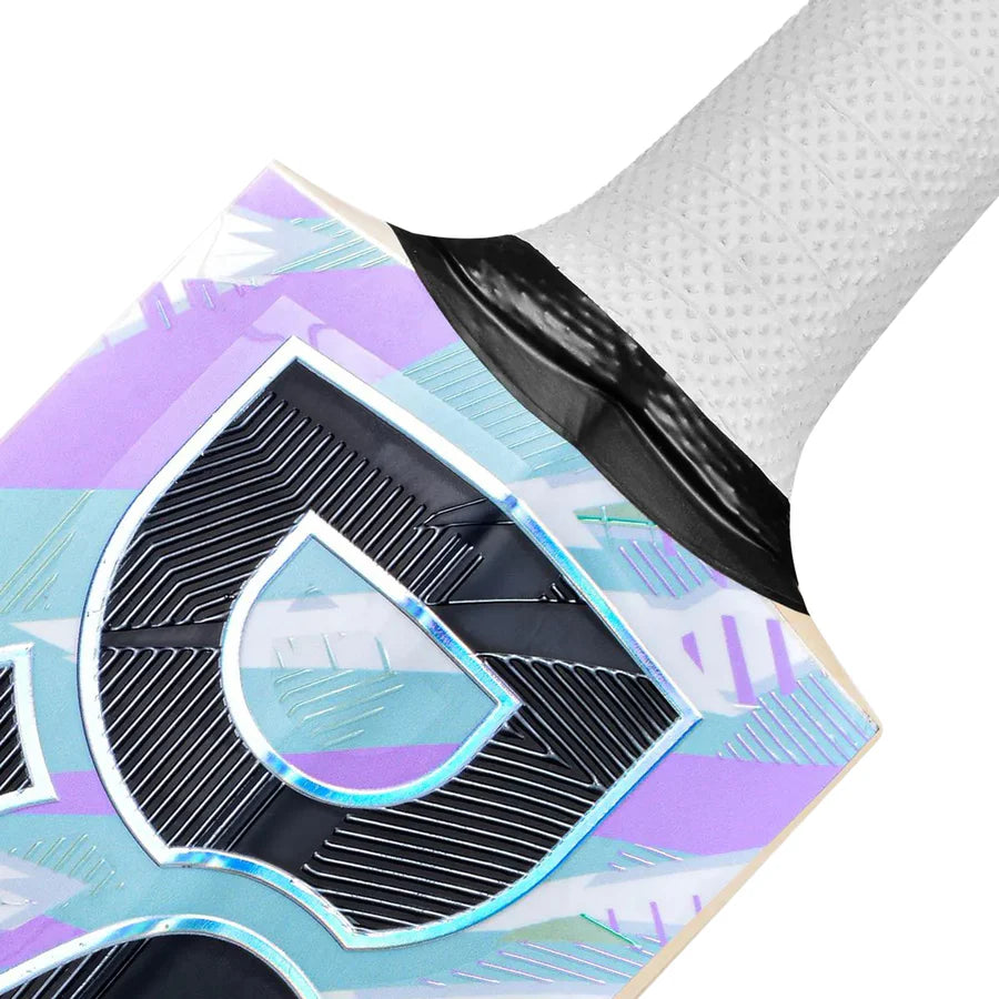 Cynos 1010 English Willow Cricket Bat close-up of smooth English willow surface