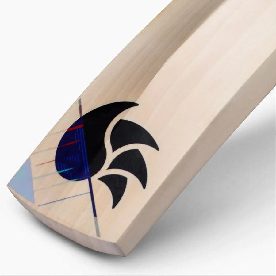Durable pre-fitted toe guard on the Cynos 2020 English Willow Bat to prevent moisture damage.