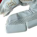 Padded thumb protection detail on DS 1.1 L.E professional gloves.