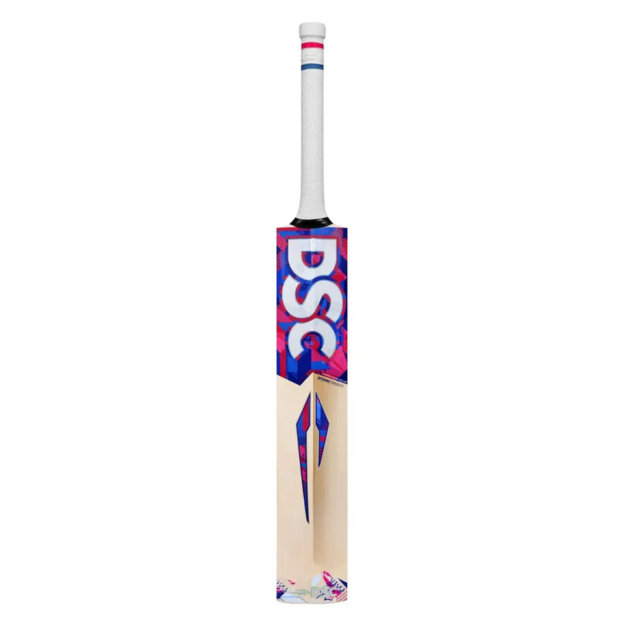 Detail of the clean English willow grains on the face of the DSC Intense Ferocity bat.


