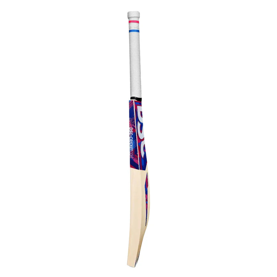 Image highlighting the large sweet spot and protective toe guard of the cricket bat.

