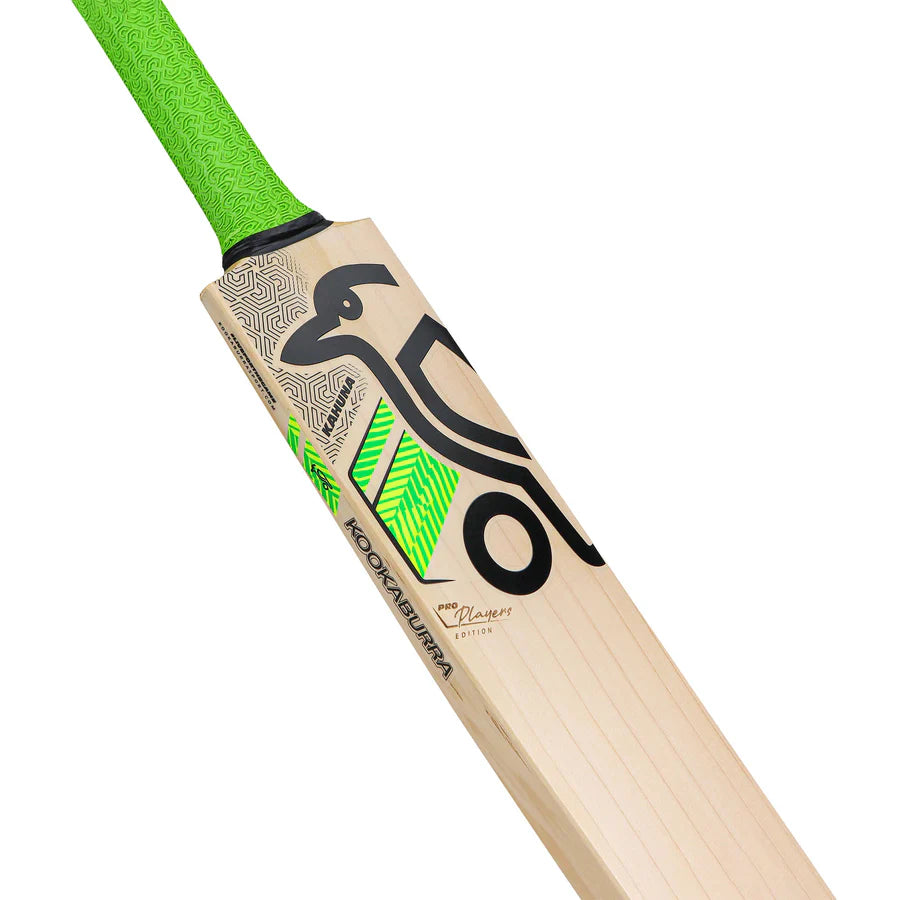 Detailed view of the rounded edge profile (34-37mm) on the Kookaburra Kahuna Pro bat 2026

