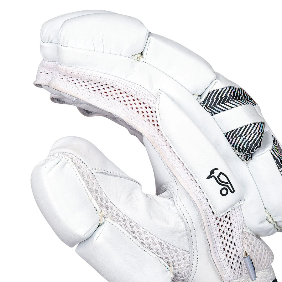 Secure hook and loop closure on the 50mm towel wristband of the gloves.