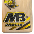 Zoomed-in shot of the straight, equidistant grain structure on a Pro Grade English Willow cricket bat.
