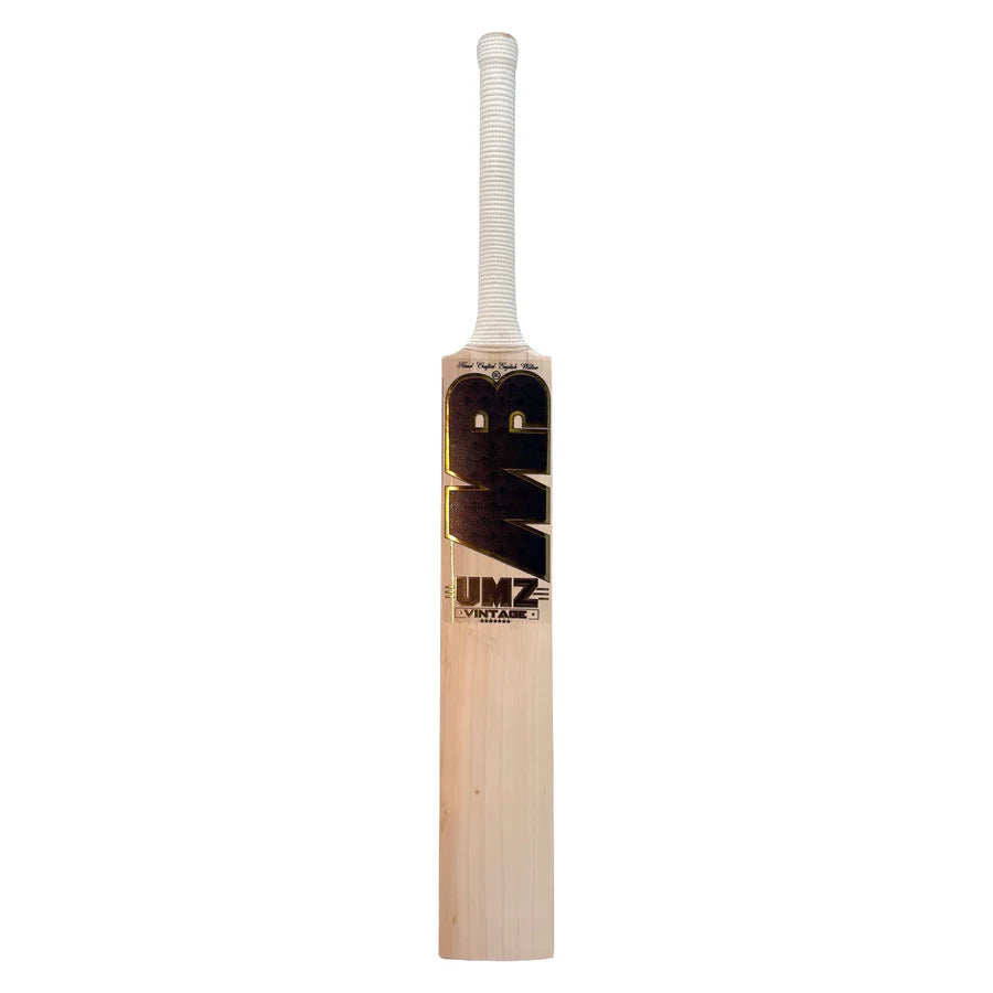 Close-up shot of the unique, extra-rounded toe design on the lower blade of the MB Malik 7 Star English Willow bat.