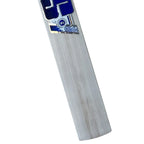 Close-up of the premium straight wood grains on the face of the Cricketer Point SS Sky 360 Junior English Willow Bat.