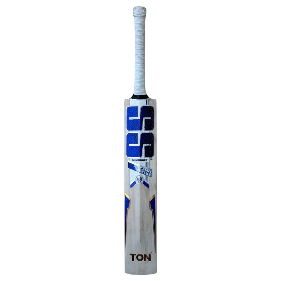 Close-up of the round handle on the Cricketer Point SS Sky 360 Junior English Willow Bat designed for super light pick-up.