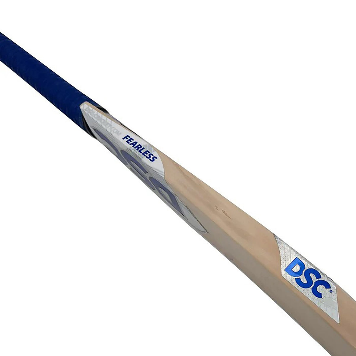 Side profile highlighting the pronounced bow of the Pearla Wonda cricket bat.