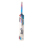Detailed view of Grade 1 English Willow grains on the Kookaburra Aura Pro cricket bat

