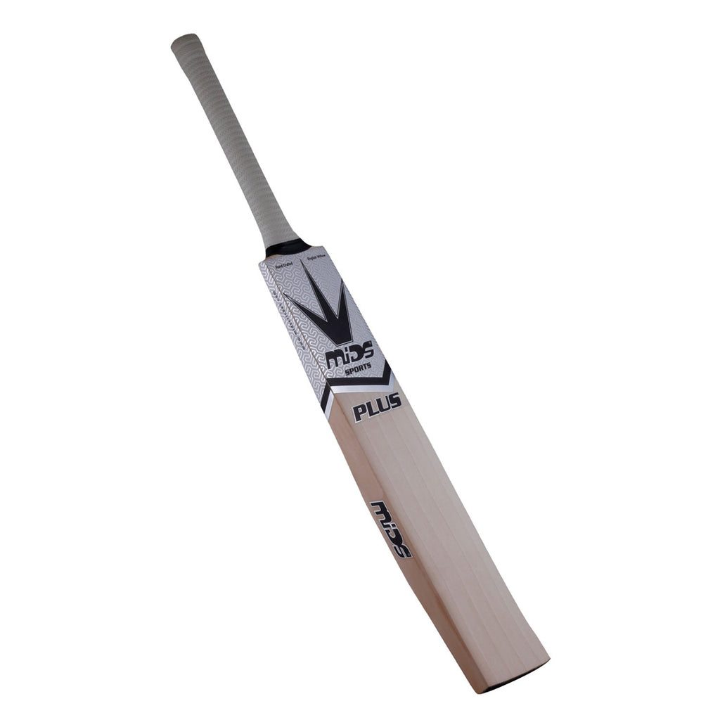 Close up of the Mids Plus cricket bat sweet spot and thick power edges.