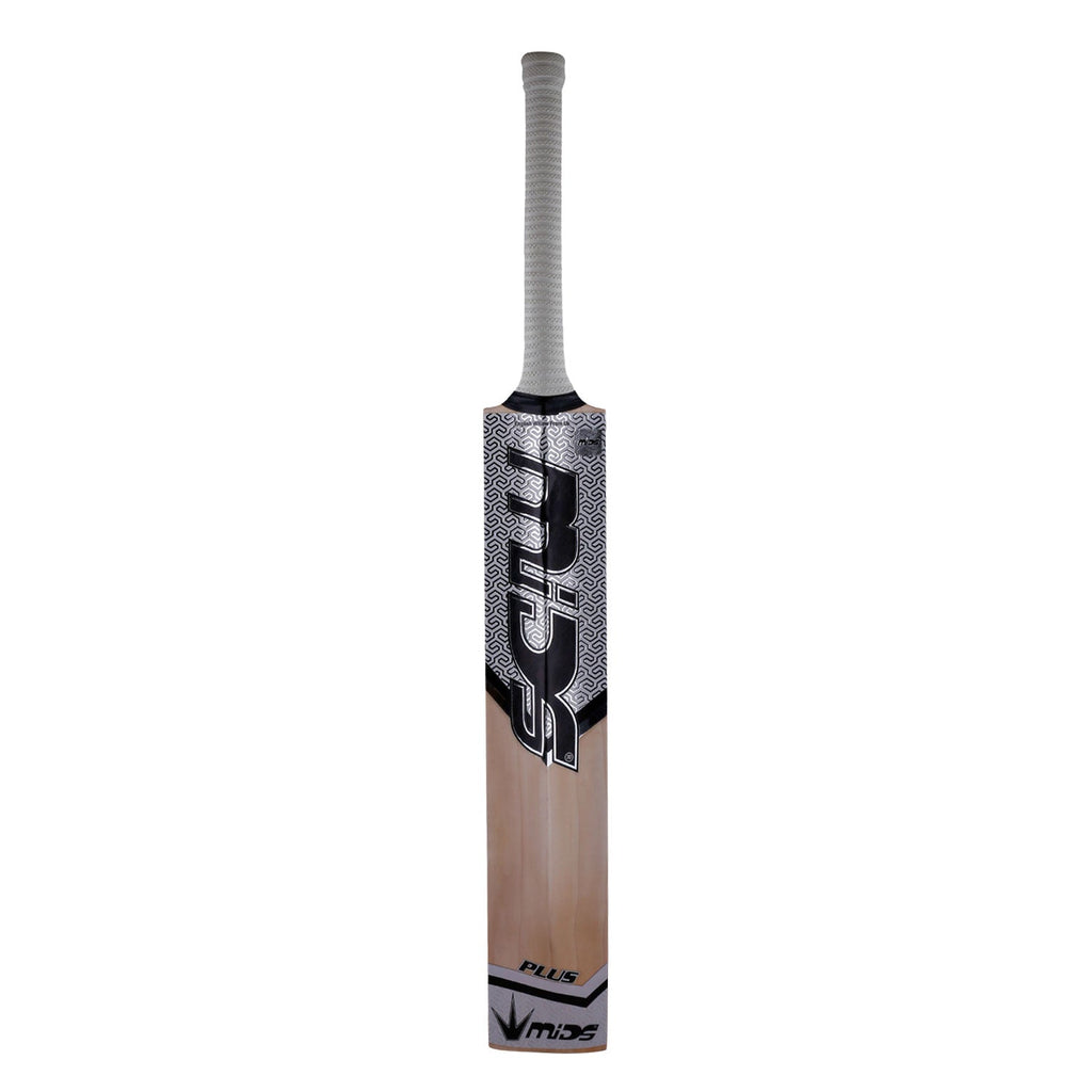 Six to eight straight natural grains on the Mids Plus Edition English Willow Cricket Bat face.