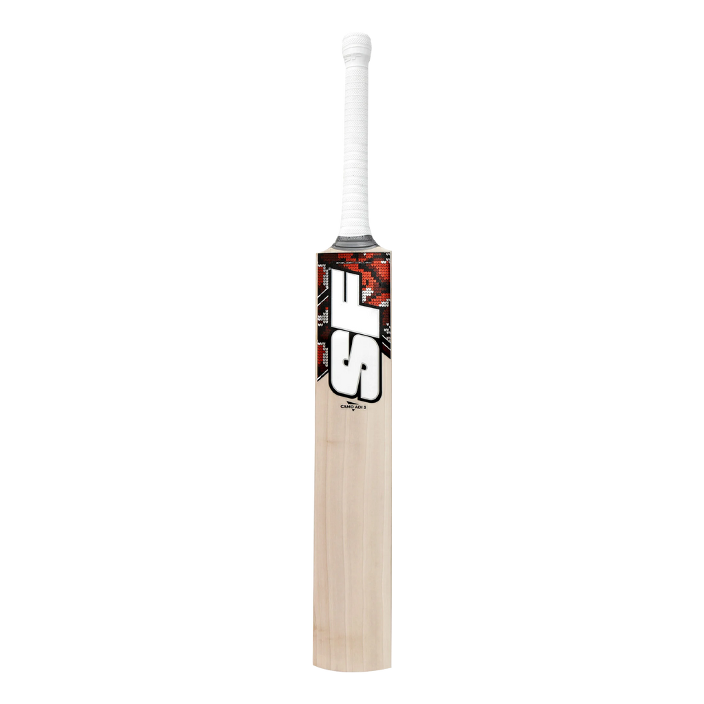 Close-up detail of the hand-crafted Grade 4 English Willow grains and the unique CAMO series finish on the cricket bat.